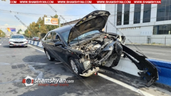 Երևանում 30-ամյա վարորդը Toyota Camry-ով բախվել է բաժանարար գոտու բետոնե արգելապատնեշին, շրջել այն և մոտ 20 մետր արգելապատնեշի վրայով առաջ է ընթացել. կա վիրավոր